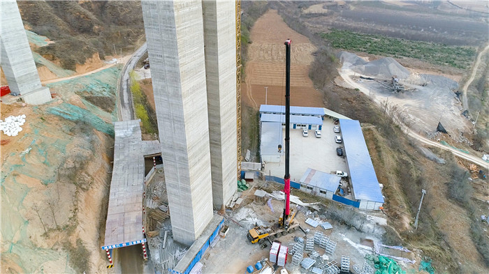 蒲城立德机械SAC1300T为菏宝高速白水段建设贡献吊装力量
