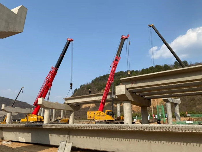 延安榜学运输有限公司为延黄高速铁龙湾立交工程建设助力