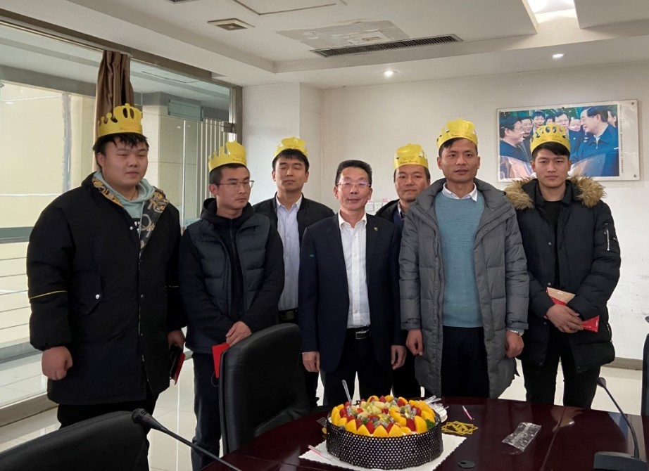 我司为杨磊、侯创乐等8位十二月份过生日员工举办生日会